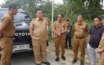 Plt Gubernur Riau Tinjau Jalan Rusak di Siak