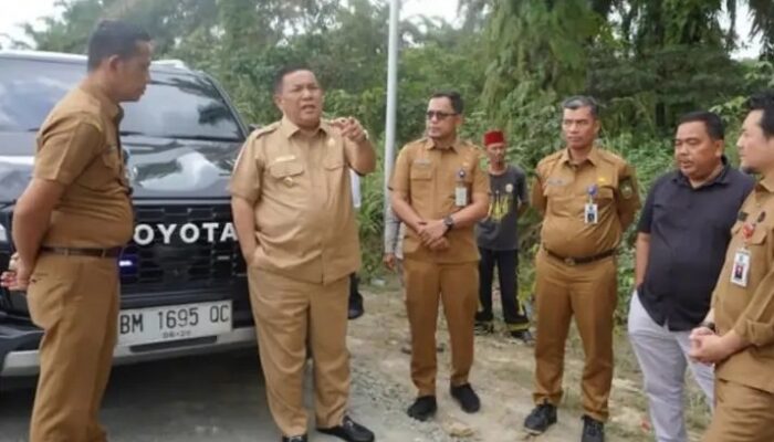 Plt Gubernur Riau Tinjau Jalan Rusak di Siak